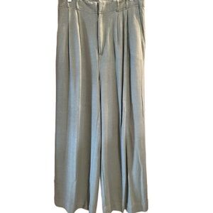 NWOT
Women's moss green classic trousers.
